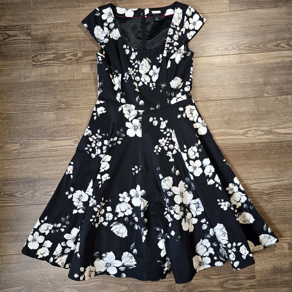WHBM Dress Womens 8 Black White Floral Print Fit Flare Midi Modest Cocktail